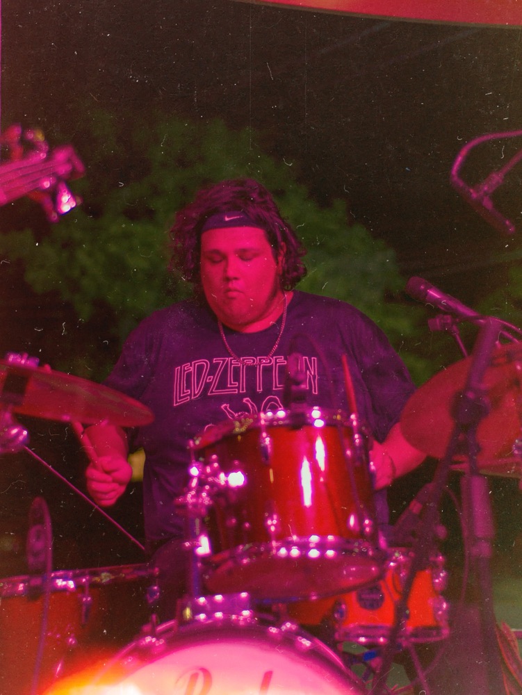 Briones toca la batería en concierto