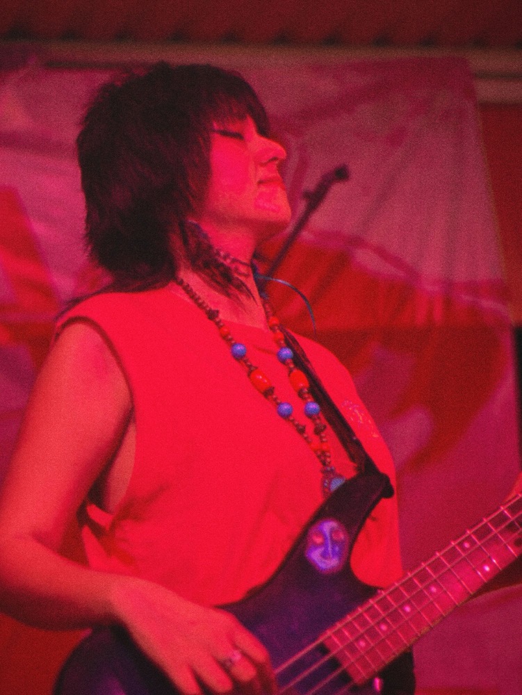 Irán Moon toca el bajo en concierto