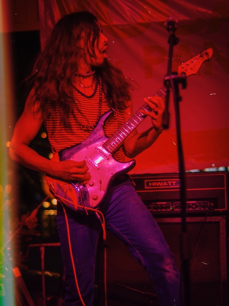 Jorge Chincoya toca la guitarra en concierto