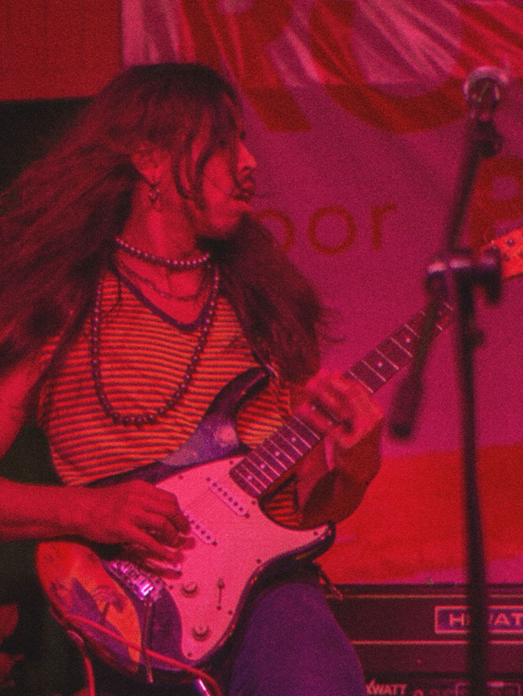 Jorge Chincoya bajo luz roja